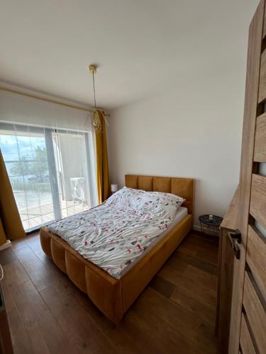 Boszkowo-LetniskoBoszkowo Horizon Park的一张位于带大窗户的房间内的床铺