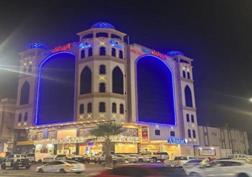 吉达Al Butat Al Mummayza的一座大建筑,晚上有蓝色的灯光