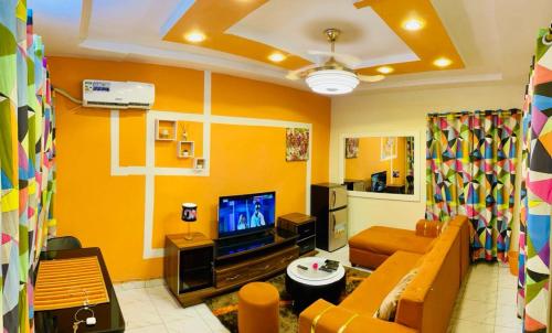 瓦加杜古Seïf Industry's的带沙发和电视的客厅