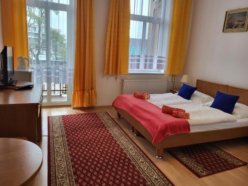 米兹多洛杰Pałacyk Srebrna Fala的一间卧室配有一张红色地毯和窗户的床