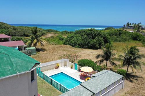 圣菲利普Lailamar Villa, Ocean view & Pool - Ground Floor的享有游泳池和大海的顶部景致