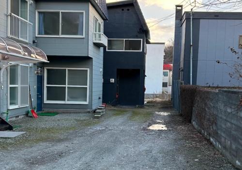 小樽Ota Apartment - Vacation STAY 16060的一条有蓝色房子和门的小巷