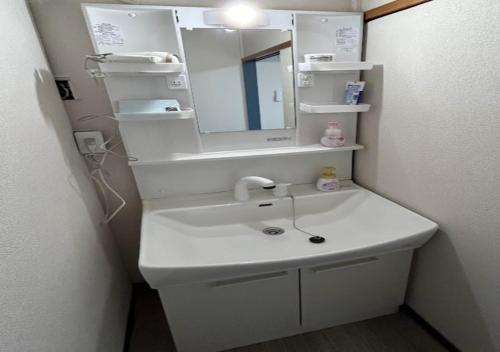 小樽Ota Apartment - Vacation STAY 16060的浴室设有白色水槽和镜子