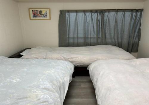小樽Ota Apartment - Vacation STAY 16060的带窗户的客房内设有两张单人床。