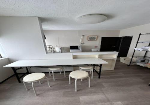 小樽Ota Apartment - Vacation STAY 16058的厨房配有桌子、两把椅子和台面