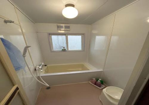 小樽Ota Apartment - Vacation STAY 16058的带淋浴、盥洗盆和卫生间的浴室