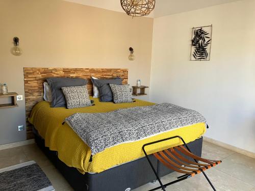 索塔A Camerina的一间卧室配有一张黄色和灰色毯子的床