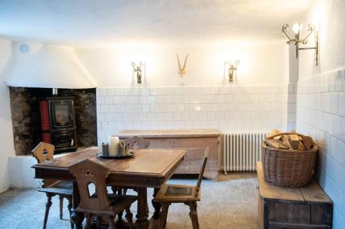 LombroCasa Fratomari - the Alpine dream的一间带木桌和壁炉的用餐室