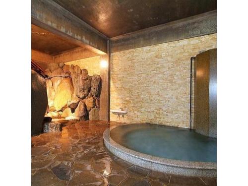 上川Houraku - Vacation STAY 23215v的石墙客房内的大浴缸