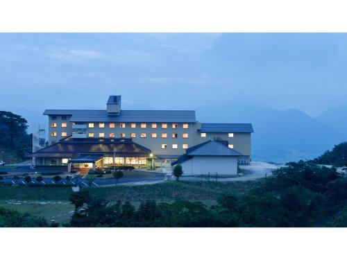 KyōmendaoIkoi no Mura Shimane - Vacation STAY 27386v的前面有灯的大建筑