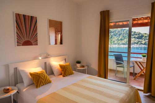 拉斯托伏Apartmani Matiša的一间卧室设有一张床,享有海景