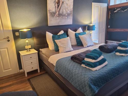 SeehausenLuna et Sol - Haus Am See Seeblick-Apartment的一间卧室配有两张带蓝白色枕头的床