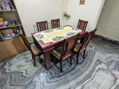 NavelimUshuaia- Entire villa, nestled in nature's embrace的餐桌和四把椅子
