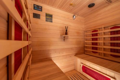 布莱德Vila Grad Bled - Sauna & Hot tub的中间设有木制桑拿和长凳