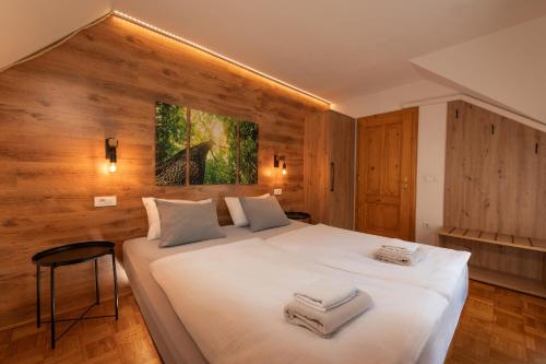 布莱德Vila Grad Bled - Sauna & Hot tub的一间卧室配有一张大床和毛巾