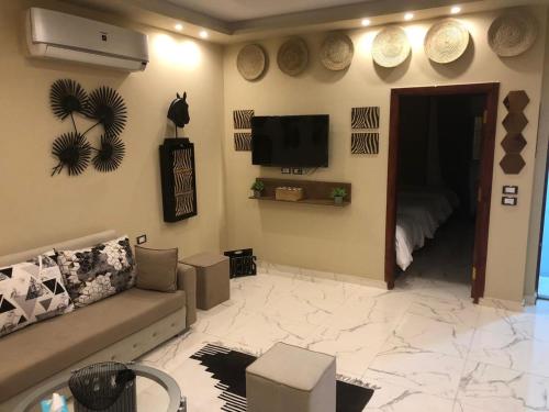 达哈布Laguna house的带沙发和平面电视的客厅