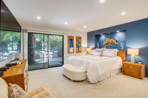 棕榈泉Palm Springs Condo 3 Fenced Patios, Pool Access的一间卧室设有一张蓝色墙壁的大床