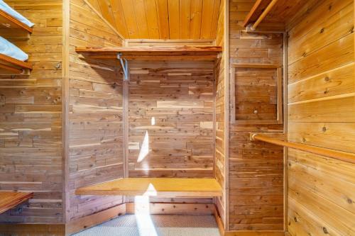 特柳赖德Wapiti Mountain Escape by AvantStay Commanding Views Incredible Home w Hot Tub的小木屋设有木墙和桑拿浴室