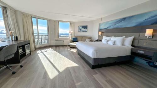 纳奈莫海滨堡垒酒店的酒店客房设有一张大床和一张书桌。