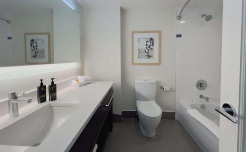 纳奈莫海滨堡垒酒店的浴室配有盥洗盆、卫生间和浴缸。