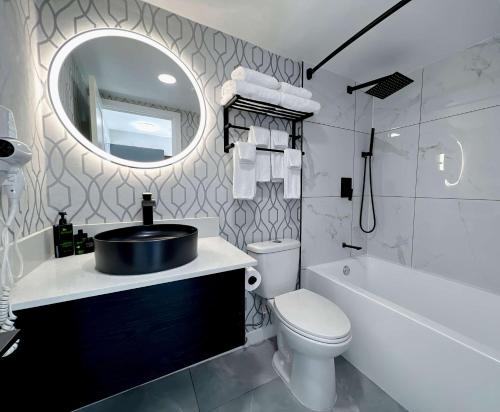 伯纳比Coast Metro Vancouver Hotel的一间带水槽、卫生间和镜子的浴室