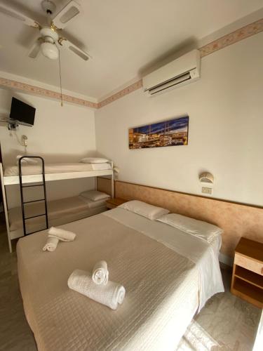 里米尼villa Anny的一间卧室配有一张床,上面有两条毛巾