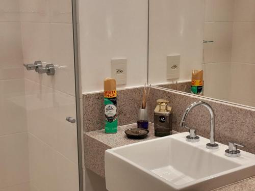 坎普斯戈伊塔卡济斯APART HOTEL AMÉRICA的一间带水槽和镜子的浴室