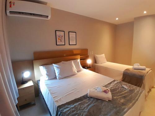 坎普斯戈伊塔卡济斯APART HOTEL AMÉRICA的酒店客房 - 带两张床和空调