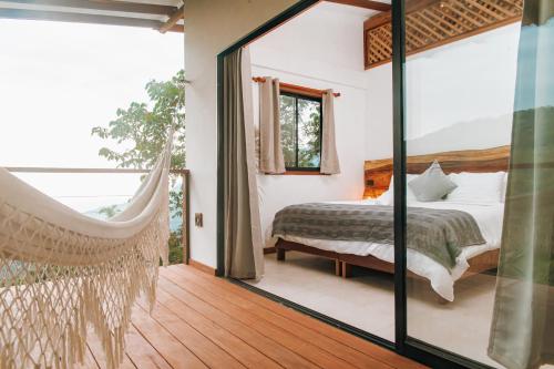 米卡Masaya Casas Viejas的一间卧室配有一张床,卧室配有吊床