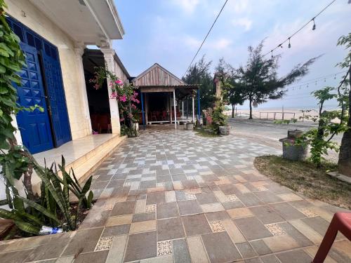 Hoằng LễHomestay view biển的一座带蓝色门和庭院的房子