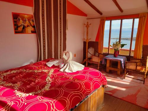 Comunidad YumaniInti kala lodge的一间卧室配有一张红色床罩的床