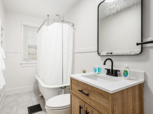 哥伦布Housepitality - The Cobblestone 2- New Renovation的一间带水槽、卫生间和镜子的浴室
