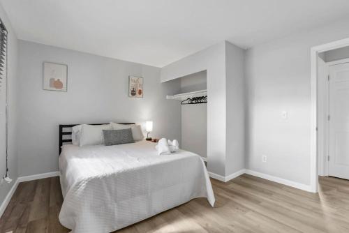 杰汉奈Housepitality - The Gahanna Ranch - 3 BR - Airport的白色的卧室设有一张白色的大床和木地板