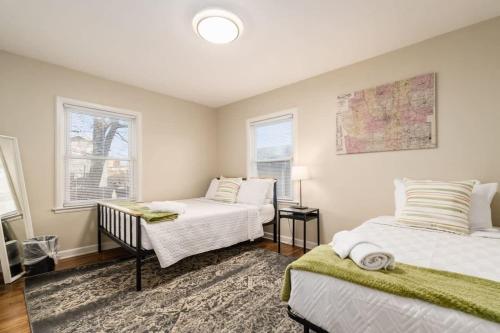 哥伦布Housepitality - The OSU Mansion- OSU Sleeps 20的一间卧室设有两张床和两个窗户。