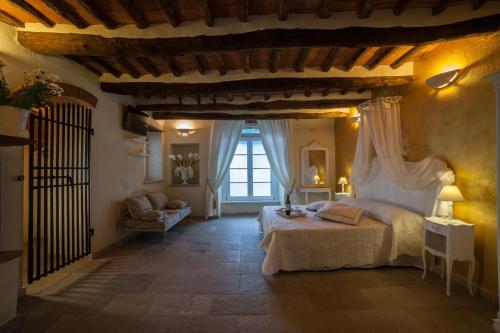 阿祖罗港B&B Il Casale di Monserrato的一间卧室设有一张大床和一个窗户。
