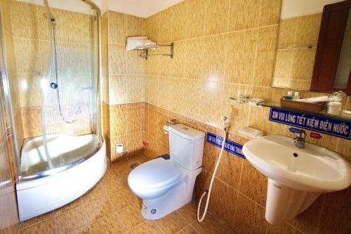 Ấp Phước ThọHotel Hải Châu的浴室配有卫生间、盥洗盆和淋浴。