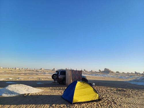 BawatiAbo Yusre Sfari的沙漠中的帐篷和卡车