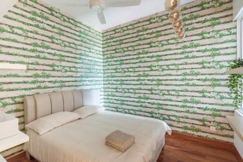 巴生Living in Greenery 2BR at Impiria Residensi Klang的一间卧室设有砖墙和床