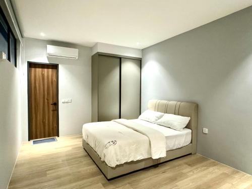 古晋Armadale Residence 3R3B@GalaCity的一间卧室配有白色床单