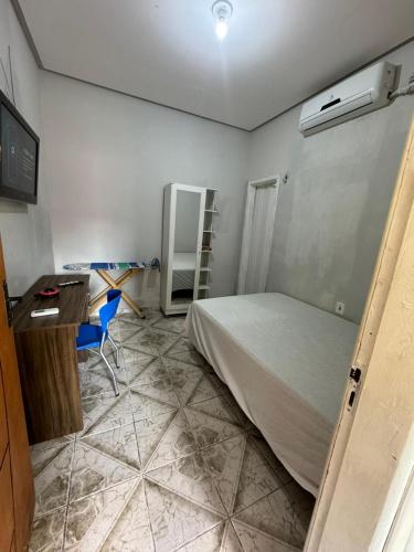 帕劳阿佩巴斯Condomínio Alencar的一间卧室配有一张床、一张桌子和一张桌子