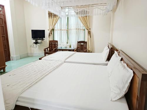 Minh Loan Hotel的一间卧室配有一张大床和电视
