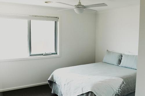 Golden SquareSpacious Stay On Shamrock, Bendigo的白色的卧室设有床和窗户