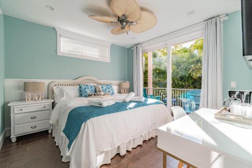 布雷登顿海滩Playa Esmeralda Vacation Home Up To 14 People的一间卧室配有一张带吊扇的床