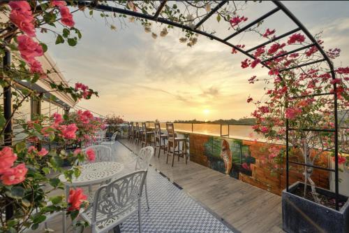富国Harry Phu Quoc Hotel 3的户外庭院设有桌椅和鲜花