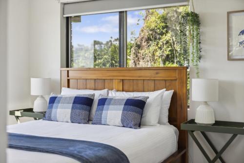 科夫斯港Little Gem的一间卧室配有一张带蓝色和白色枕头的床