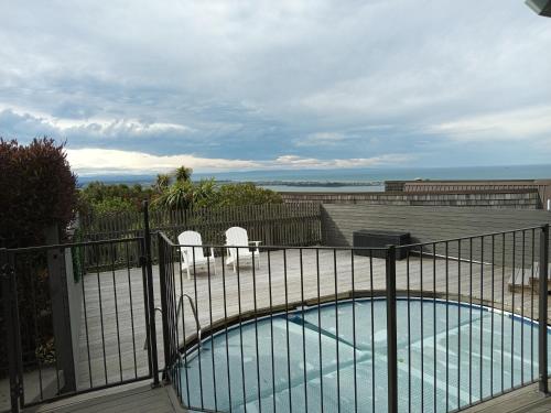 基督城Mount Pleasant Views的一个带围栏的阳台的游泳池