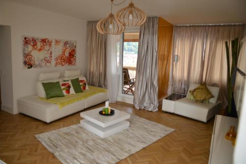 布拉索夫Top View Apartaments的客厅配有沙发和桌子
