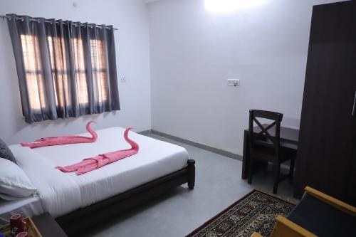 DabokRajwada Fort的一间卧室配有一张带粉色蛇床。