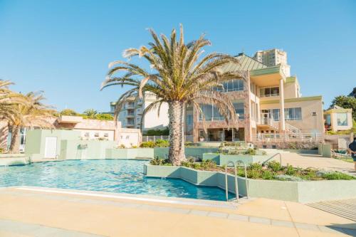 康康Hippocampus resort的一座楼前棕榈树游泳池