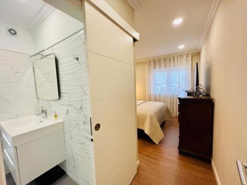 佩尼契Antonio’s Captain Apartment - 200m from the beach的浴室配有盥洗盆和带镜子的淋浴